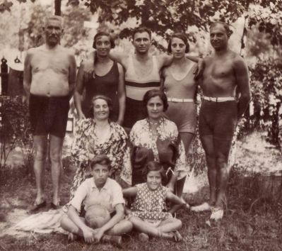 Gluschkins, Levins
Left to right, top to bottom: Schepsel Gluschkin, Sonja Levin (Gluschkin), Moisei Gluschkin, Alisa Gluschkin (Strasch), Haim Levin, Mascha Gluschkin, Rahil Rosenfeld (Levin), Isja Rosenfeld, Bella Pikarevitsch (Rosenfeld)
