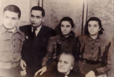 Levins
Left to right: Alik Levin?, Sima Levin, Doris Raskin (Levin), Perla Levin (Sack), Schelly Mendeleev (Levin)
