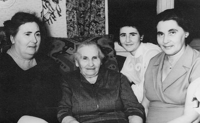 Kats Scheskin
Left to right: Meri Kofkin (Scheskin), Sore Scheskin (Karschenstein) , Berta Schats (Kats), Rachel (Totti) Kats (Scheskin)
Keywords: [S]