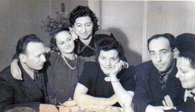 at Kalmanson's
left to right:
Isaak Bachmat, Abira Bachmat, Riva Kalmanson -  Jehuda Kalmanson's wife, Frida Bachmat - Isaak Bachmat's wife, Samuil Rauchman 
and his wife Tzilla Rauchman (Atlas)
