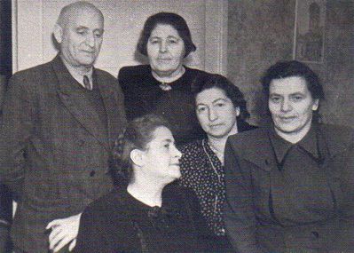 Dubovski, Kalmanson , Bachmat
Israel Dubovsky, his wife Fanny Dubovsky, Riva Kalmanson (Freiman), Frida Bachmat (Sverdlov), ?

Keywords: [D] [B]