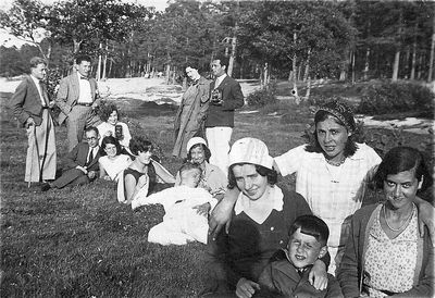 Võsu 1931
Right to left:  Stella Schulklepper, Henrich Kuritskes, Sara Pavlovski (Schulklepper), Sofa Murschak (Amitan), Mira Schampal (Schulklepper), Samuil Rybak, ?, Regina Trapido (Amitan), ?
Standing on far right: Mulja Nachbo?
