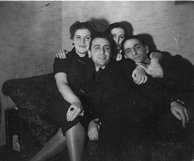 Jakobson and Kalmanson
Left to right: Lena Schmuljan, Juda Kalmanson, Rachel Jakobson (Effel), Leib Jakobson
Keywords: [S] [K]