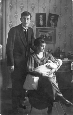Joffe - 1920
Haja and Benzion Joffe with Shimon - 1920
