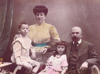 Kaplan family - approx 1908 in Pskov
Left to right: Mischa Kaplan, Ida, Fenya, Leib Kaplan.
