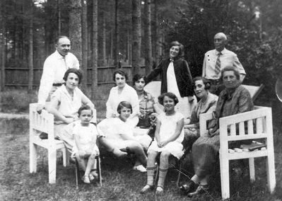 Epstein family ~ 1927
Left to right.
Sitting: Sara Klas (Epstein) with Lasar (Lazi) Klas, Rosa Klompus (Epstein) with Nata Zypkin (Klompus), Rebecca Epstein, Njuta Ginovker (Beilinson, Klas), Mina Epstein (Levinovitsch), Gute Mere Epstein
Standing: Aron Klas, Anna Ekston (Epstein), ?   
