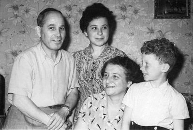 Lapidus family
Left to right:
Dr Moissei Lapidus, Marina Lapidus, Zilja Lapidus (?), Ilja Lapidus


