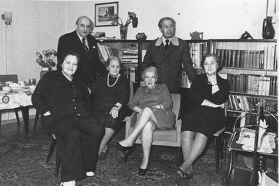 Levin, Ljubarov etc 
Left to right,
Sitting: Tsippa Levin (Bovschover), ?, ?, Mona Ljubarov (Bovschover)
Standing: Benzion Levin, Pjetr Ljubarov
