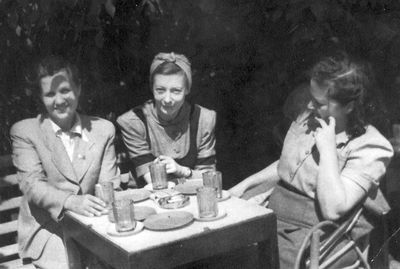 Zippa Levin and others
?, Anna Ekston (Epstein), Zippa Levin (Bovschover)
Keywords: [unknown]