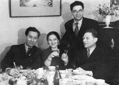 Meiertal Ljubarov
Left to right: Petr Moiseevitsch Ljubarov, Basja Schneberg, Pessach (Paul Meiertal, Isak Meiertal 
