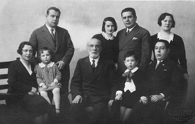 Lutrins
Left to right.
Sitting: Jette Lutrin, Olga Lutrin, Schmuel Lutrin (?), Aleksandr Jakobson, Rafael Jakobson
Standing: Kaveshnikov, Edith Lutrin, Benjamin Lutrin, Rahel (Gita) Jakobson (Lutrin)
