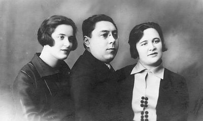 Jakobson - Lutrin
Left to right: Berta Lutrin, Rafael Jakobson, Gita Jakobson (Lutrin)

