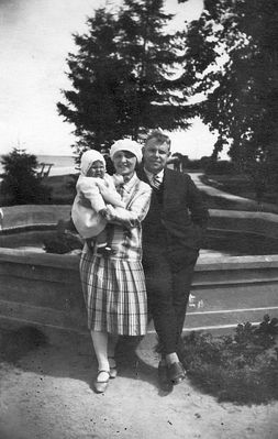 Kaveschnikovs
Jette Kaveschnikov (Lutrin) with Olga Kaleschnikov-Volosch, Ivan Kaveschnikov (Judenich officier)
