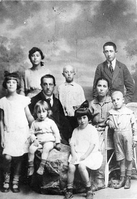 Kitt family in 1923
Left to right.
Minna Kitt, Roha Kljutschik (Kitt), Leib Kitt (1876-1942) with Ilja (Ekke) Kitt, Benjamin (Haim) Kitt, Mara Malka Kitt (1878-1943) with Golde Kitt and Hirsch Kitt, Simon Kitt
