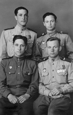 1946 - Army friends. Tallinn, 9.5.1946
Left to right
Standing: Hirsch Kitt, ? Smoljanski?
Sitting: Faiwi Glückman, ? 
Keywords: [G] [unknown] [com1960]