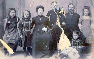 Kaplans
Left to right.
Rosa Schein (Kaplan), Revecca Rivlin (Kaplan), Ida Kaplan (Goldberg), Sascha Kaplan, Efraim Kaplan, Marjascha Sorkin (Kaplan), Raja Gorosch (Kaplan) 

