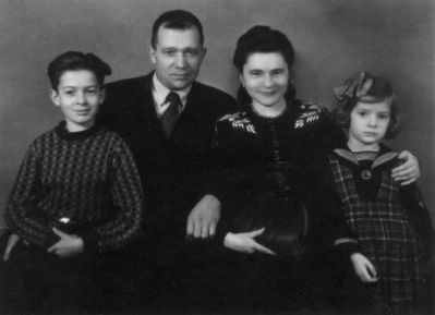 Levin family in Valga 1952
Movscha Levin, wife Genja (Hene-Tsipe) (nee Schur) with son Eliezer and daugther Bella
