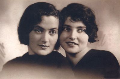 Levin, Usvanski
Left to right.
Zippa Levin (Bovschover), Mirjam Usvanski (Gabovitsch)
Keywords: [B] [G] [U]