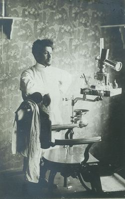 Unknown dentist
From Klompus family album. Tartu? Klompus?
Keywords: [unknown] [K}