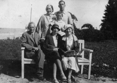 Malkin  (Haapsalu 1931)
Left to right.
Standing: Ljuba Malkin, Solomon Malkin, Rolik Rzinsky?
Sitting: Jacob Malkin, Frieda Malkin, Anna Malkin (Skomai)   

