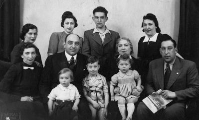 Malkin family in 1940
Left to right.
Standing: Klara Malkin (Levin), Gita Malkin (Raage), Rolik Rzinsky ?, Ljuba Rzinsky? (Malkin)
Sitting: Frieda Skomai, Caesar Malkin, Anna Malkin (Skomai), Solomon Malkin
Children: Beata Dorin (Malkin), Ilja Malkin, Lilian Malkin
Keywords: [S]