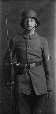 1919 - Jewish soldier in the russian white army
Caesar Malkin as a volunteer in the 1st regiment of Prince Liven in the Judenich white army. 26/5/1919

Цезарь Малкин - доброволец в I полку князя Ливена в составе белой армии Юденича. 26/5/1919
(на обратной стороне "наш воин Цаля").
Keywords: [history]