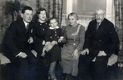 Manoim - Tallinn, 1936
Left to right: Meier Manoim, Tsilla Manoim (Hasak), Gabi Manoim, Hana Manoim (Vainstein), Meier's mother, Gerschon Manoim     
