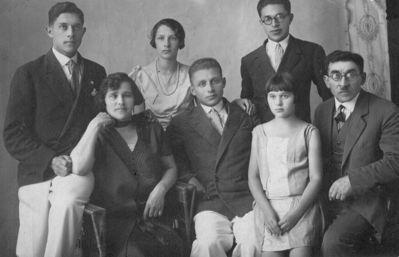 Meiertal 1926
Left to right
Standing: Hirsch Meiertal, Miriam Dobrush (Meiertal), Pessah Meiertal
Sitting: Roche-Lea Meiertal, Isaac Meiertal, Zenya Meiertal, Salman Meiertal 
Keywords: [D]