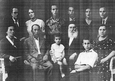Michelson family in Tartu
in the center with the child - Ber Michelson
