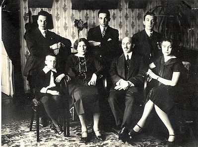 Minkov (Tallinn) family
Left to right:
Standing: Shalom (Lev) Minkov, Aron Minkov, Ilja Minkov
Sitting: Zama Minkov, Olga Minkov (?), Boris Minkov, Sonja Kolben (Minkov)
