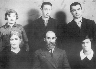 Muschkat family - Tartu
Left to right
Sitting: Henja Muschkat, Mosche Muschkat, Lea Muschkat
Standing: Sonja Margalit (Muschkat), Eli Muschkat, Reuven Muschkat
