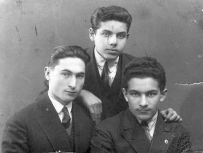 Muschkat, Resnik, Halupowitsch - 13/4/1929
Left to right: Reuven Muschkat, Motti Halupowitsch, Meir Resnik
Keywords: [R] [H]