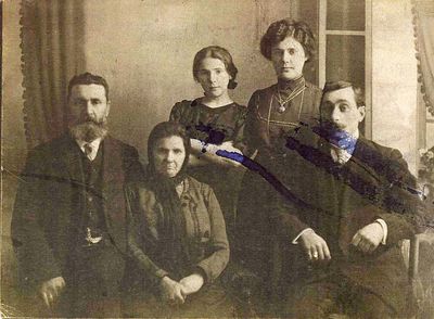The Ogus family from Kuressaare - ~ 1920
Left to right: Judel (Conrad) Ogus, his wife Beile Ogus (Latt/Lett), daughter Rassa Vald (Ogus),  Tsilla Strasch (Ogus), her husband Isak Strasch

