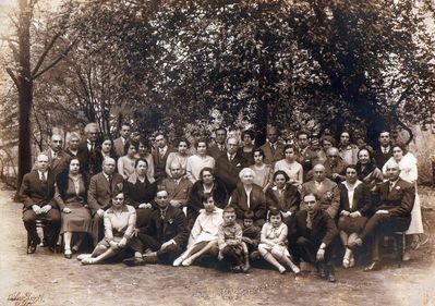 Pessin Avram and Minna silver wedding - 1928 Tallinn, Tatari 20
Left to right.
Bottom row: Vera Matsov, Tanku Veintraub, Rachel Veintraub, Harry Matsov, Lenja Lopatnikov, Sara Rubanovitsch, Jakku Matsov
Sitting II row from bottom: David Konikov, Ljuba Konikov, Benja Rubanovitsch, Anna Rubanovitsch, Abram Pessin, Minna Pessin, Pascha Rubanovitsch, Sonja Pasternak, Isak Pasternak, Rebekka Stark, Isak Stark
Standing (left to right): Ilja Kopelovski, Rebekka Feinstein (Lopatnikov), Aron Feinstein, Lena Rubanovitsch, Jannu Pasternak, Berta Rubanovitsch, Frieda Rubanovitsch, Folzi Rubanovitsch, Ljuba Pessin, Frieda Pessin, David (Dafa) Pasternak, Jascha (Josif) Rubanovitsch, Anna (Baby) Feinstein, Mirjam Pessin, Ekko Skurnik, Asna Skurnik, Grischa Rubanovitsch, Esei Skurnik, Abram Pasternak, Vera Pasternak. Veintraub, Jascha Belostotski, Vera Belostotski 
