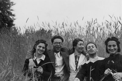 Meiertals
Left to right: Becca Kaner (Haitov), Peisach (Paul) Meiertal, Bertha Stupel (Meiertal), Hirsch (Poisik) Meiertal, ?
