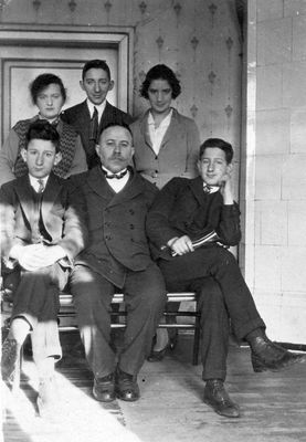 Meilach family
Sitting: twins Asriel and Isak Meilach with their father Hirsch Leib
Standing: Hana Anschel (Meilach), Issai Meilach, ?
