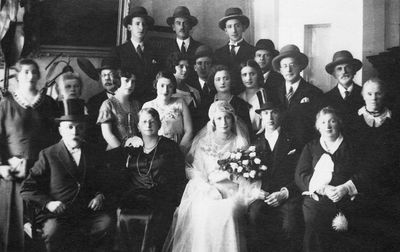 Teo Orkin and Berta (Bella) Orkin (Meilach) wedding 
Left to right.
Sitting: Hirsch-Leib Meilach, Sore-Etta Meilach (Katz), Berta (Bella) Orkin (meilach), Teo Orkin, mother of Teo?
Standing (middle row): ?, ?, ?, ?, ?, ?, Isak/Asriel Meilach, Hana Anschel (Meilach), Zilla ? (Meilach)
On top: Isak/Asriel Meilach, ?, Issai Meilach  
