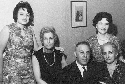 Rubanovitsch's
Left to right: Sofia Paturski (Rubanovitsch), Dora Handelman (Rubanovitsch), Jossif (Jascha) Rubanovitsch, Frida Benenson (Rubanovitsch)
Behind: Gita Rubanovitsch (Apananski)

