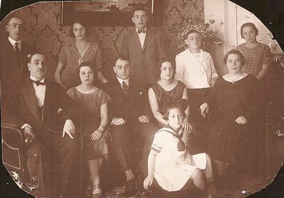 Strasch family
Left to right.
Last row: Vulf, Alisa, Mulja, Zemmi, Zhenya
First row: Arie, Vera, Misha, Totti, Fanny, Lea
