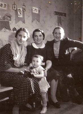 Strasch family
Left to right: Alisa, Vera, Zhenja Strasch with small Veronika
