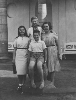 Brodovsky Permand - 1940
Left to right
Ruti Brodovsky, Nechama Friedman (Permand), Eli Permand, Helene Permand
Keywords: [B]