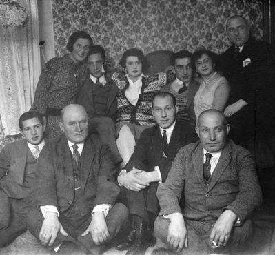 Serman,  Rachelschik and others - 1927
Left to right.
Bottom row: ?, Samuel Scherman, Samuil Rachelschik, Rachelschik
Top row: Agi Scherman, Harry Baskin, Lea Aizikovitsch, Mischa Aizikovitsch, Ida Wald (Blechman), Eidelkind 
Keywords: [R] [B] [A] [W]