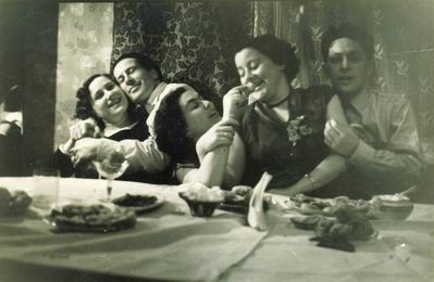 Scherman, Aronovitsch, Gelb
Left to right.
Gaya Scherman, Jascha Aronovitsch, Anya Aronovitsch, Yuza Gelb (Rubinstein), Aleksandr Gelb
