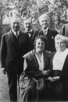 Goldman and Feinstein families
Left to right: Ber Goldman, "Onkel Spasmacher", Gita Goldman (Kirschbaum), Aron Feinstein, Rebeka Feinstein (Lopatnikov)
