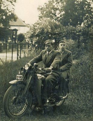 Hirsch Scherman and Pizi Moses ( aka Mischa Goldberg) on a motorcycle in 1940
