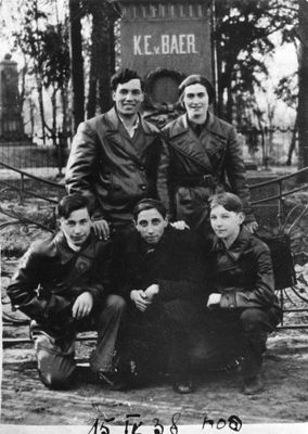 Tartu 15/4/1938 Pesach
Left to right.
At top: Henoch (Heino) Pärtel, Lea Muschkat
At bottom: Emanuel Nodel, Schalom Schapiro, Sema Nodel 

