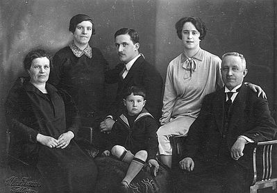Pikarevitsch family
Left to right: Minna Pikarevitsch, Rosa Pikarevitsch, Jascha Pikarevitsch, Riva Gradnauer (Pikarevitsch), father Pikarevitsch
