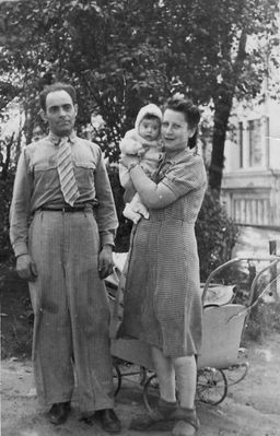 Perlman family
Nikolai Perlman and Hanna Perlman (Kaplan) with Cila Laud (Perlman) 
