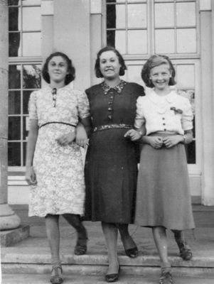 Permand - 1939
Left to right
Zara Bub, Helene Permand, Nechama Friedman (Permand)
Keywords: [B]