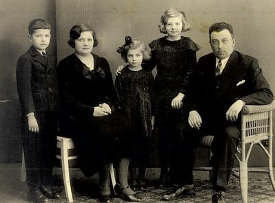 Permand family - 1933
Left to right: Eli Permand, Sonja Permand (Levin), Pessy Gleser (Permand), Nanni Permand, Schabse Permand

